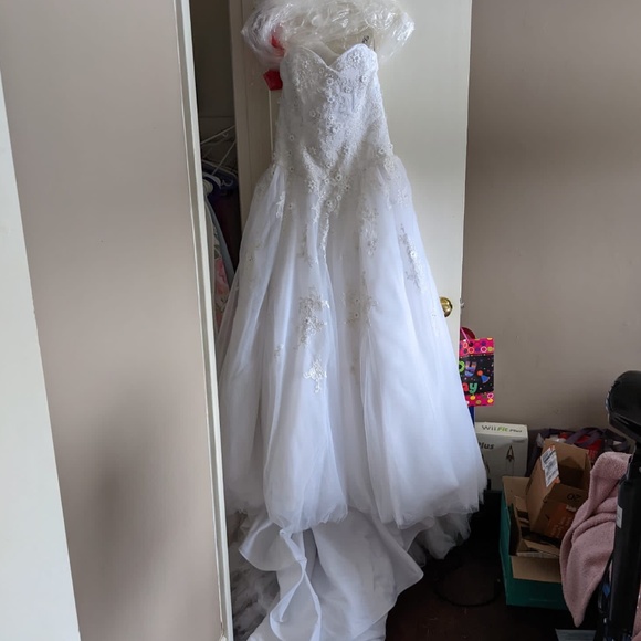 Wedding dress - Picture 1 of 1